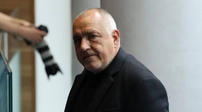 Борисов защити Киселова и референдума: Ако тя не знае какво подписва - пилотът Радев ли знае? (ВИДЕО)
