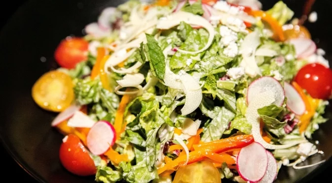 Бързо и вкусно: Рецепта за свежа пролетна салата със зелен лук