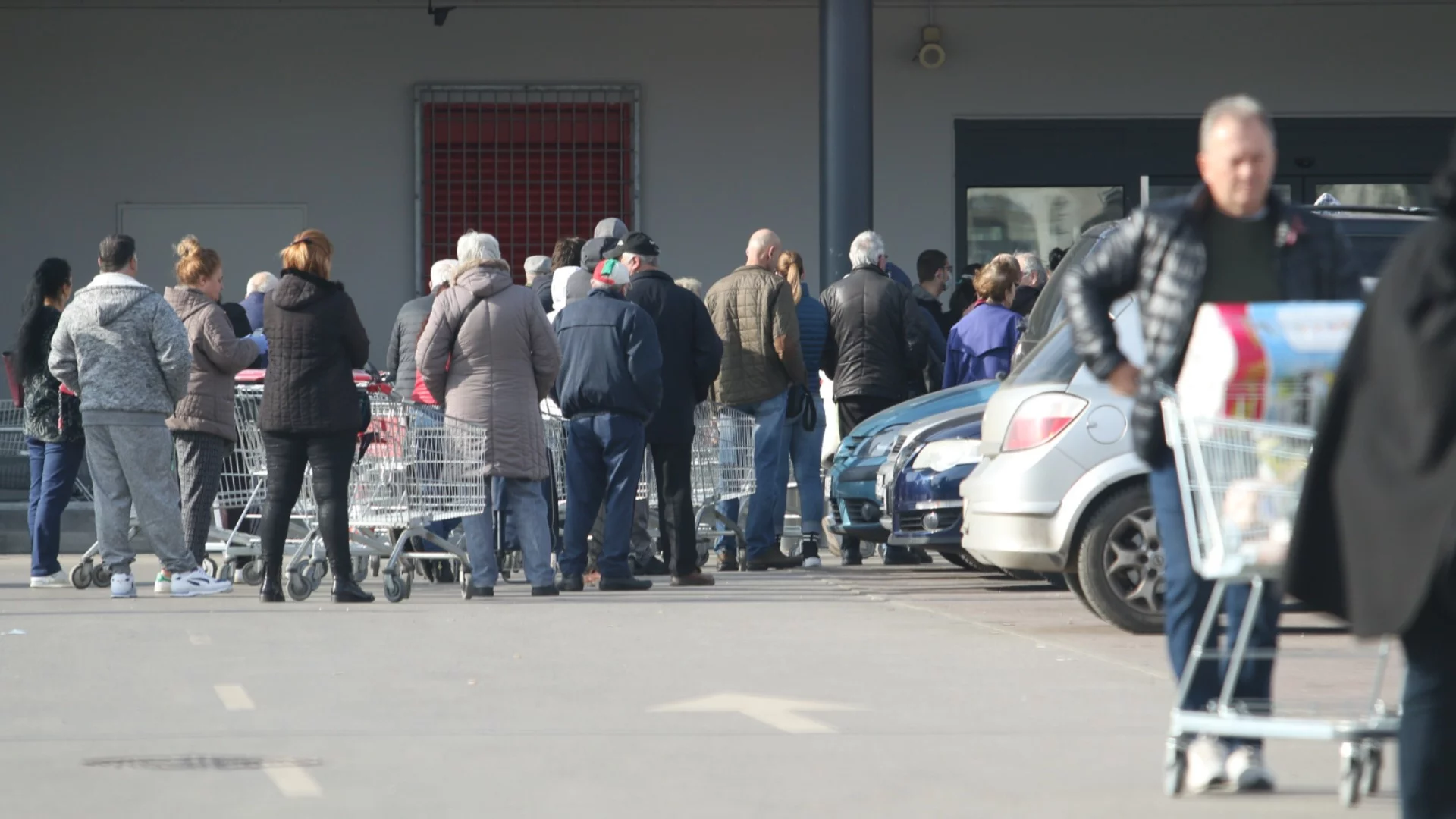 Ентусиазмът умря: Държавата рязко забрави за държавните магазини в пощите и тавана на надценките на храните