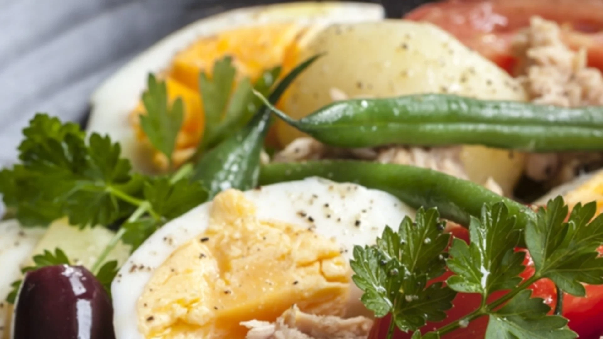 Френска салата със средиземноморски чар: Лекота, вкус и изтънченост в една чиния