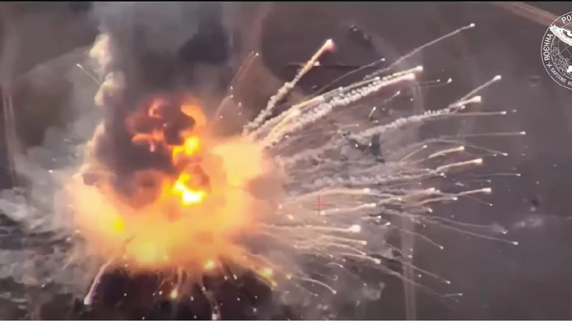 Летят боеприпаси: Мощни вторични взривове в ударена от Украйна руска база в Крим (ВИДЕО)