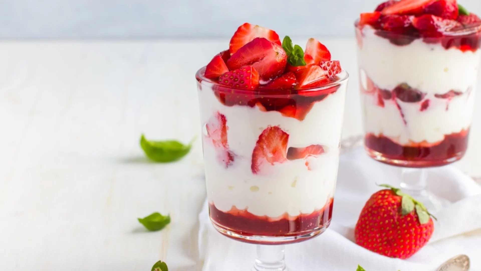 Лесен и вкусен десерт с маскарпоне и ягоди, който се приготвя за 30 минути