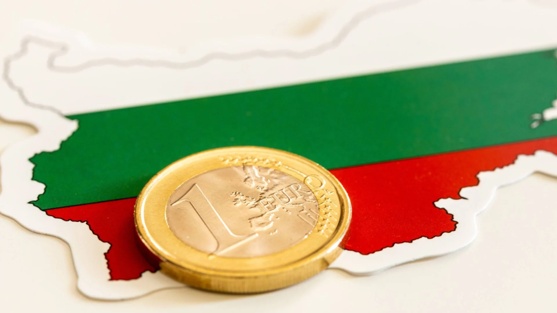 "След приемането на еврото в Хърватия инфлацията падна от 20 % на 4,5 %". Елена Йончева за референдума 
