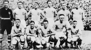 Легендата, която закъсня за мач, преоблече се в тунела и след това наниза два гола