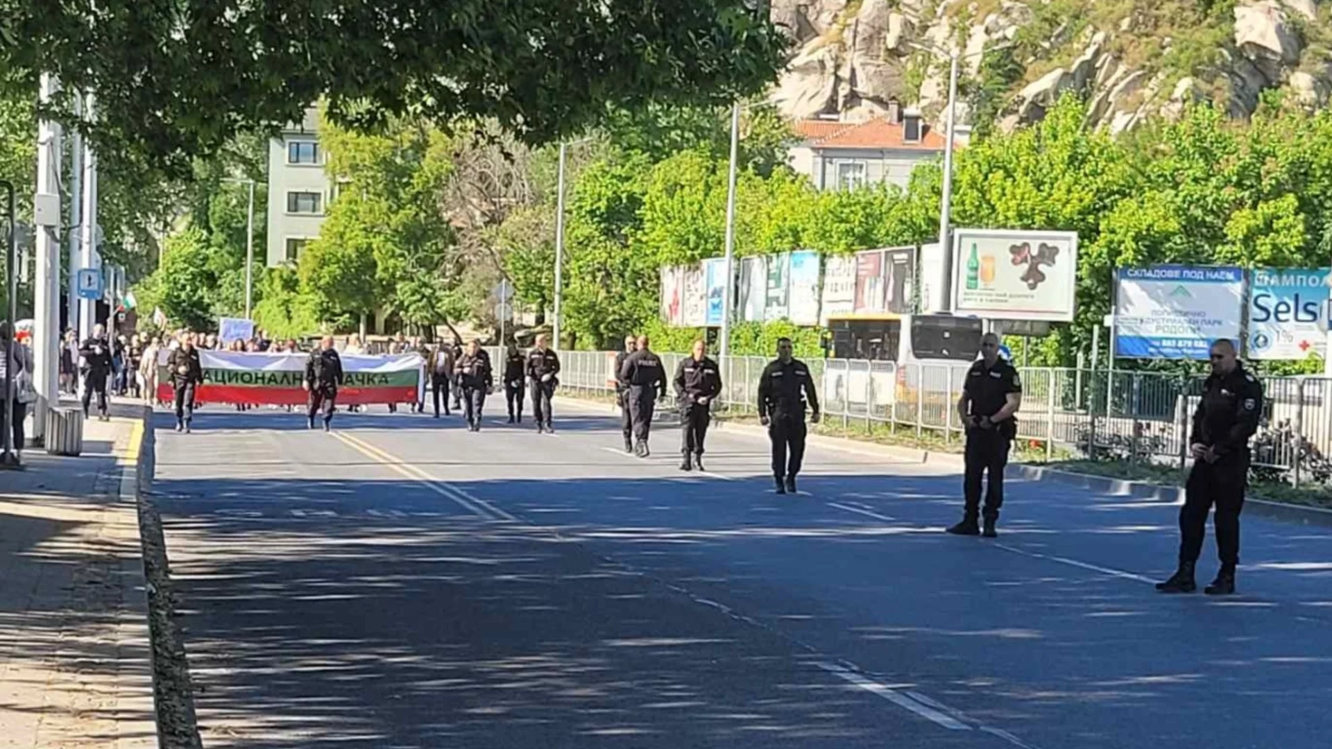 "Искаме си лева": Протестиращи затвориха кръстовища в страната (ВИДЕО)