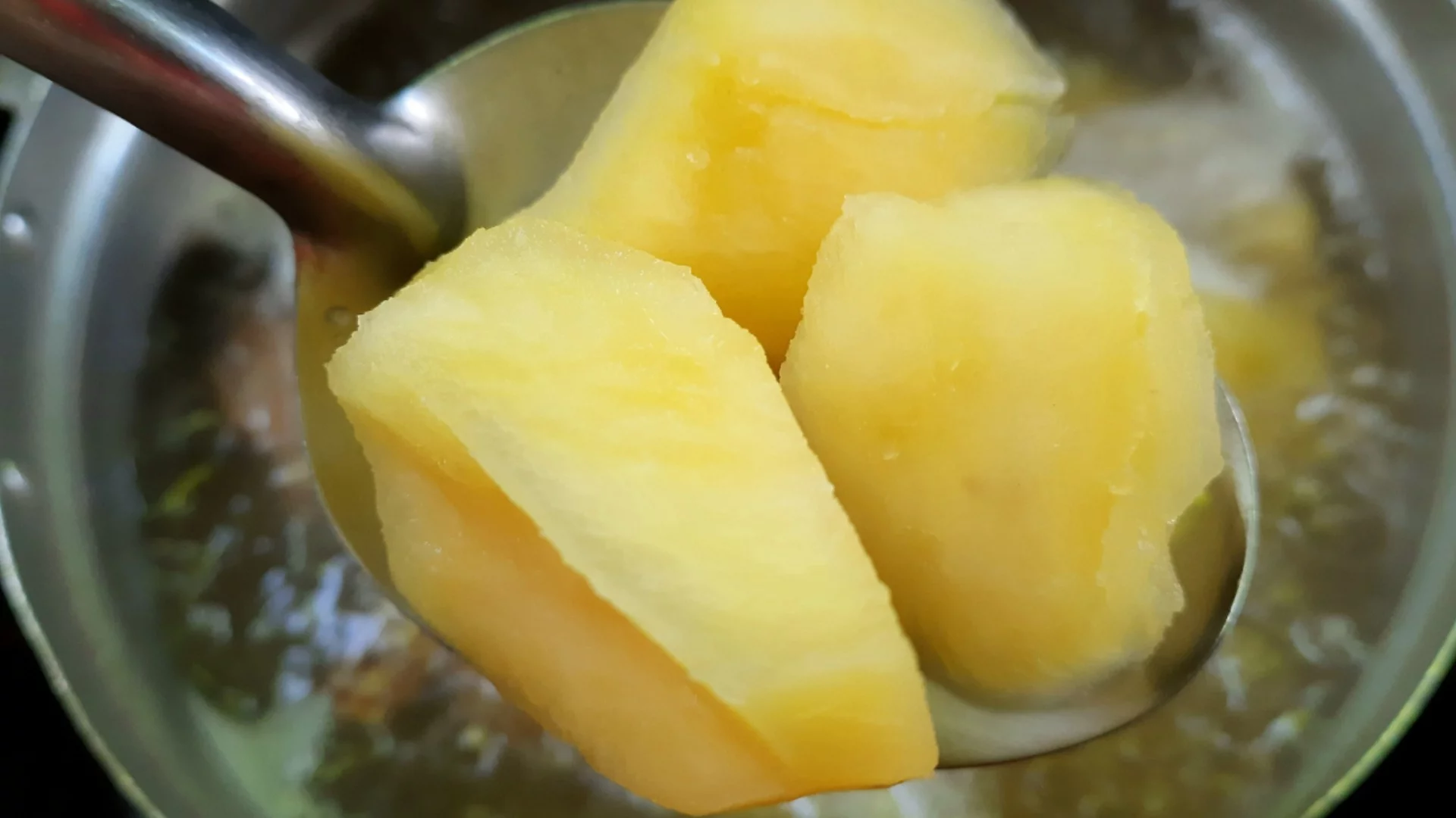 Как правилно да варите пресни картофи, за да станат вкусни и да не се разпаднат?