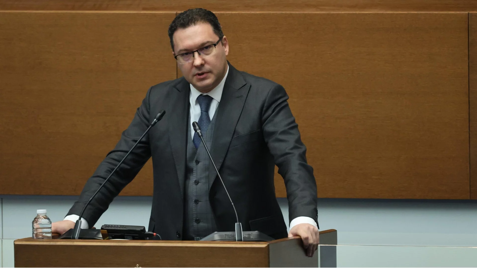 "Десетилетия култ към мутрите, чалгата и скъпите коли води до това": Даниел Митов за локалите
