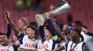 УЕФА се изложи при награждаването на Тотнъм - поне трима играчи останаха без медал