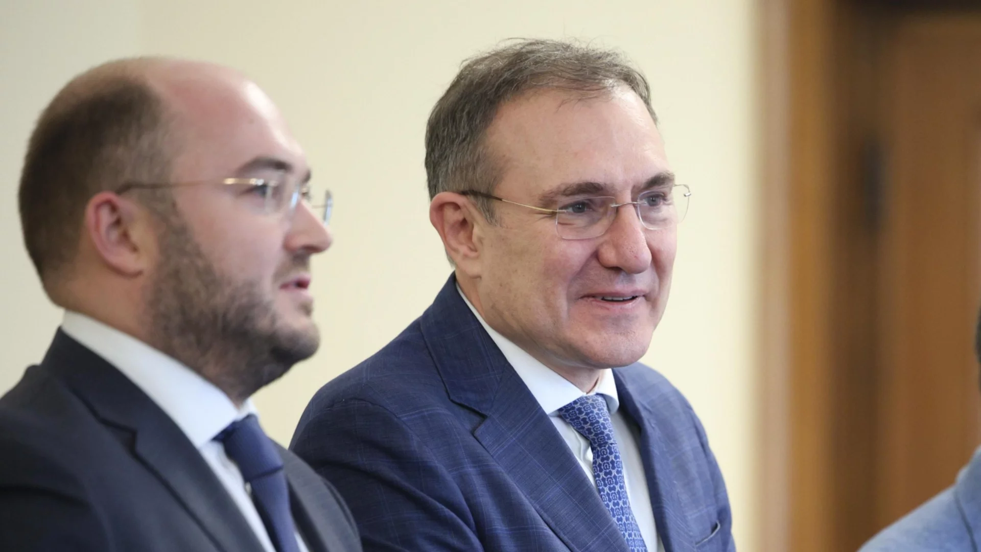 "Нека да мине време": Социалният министър увърта за още увеличения на заплати след протести