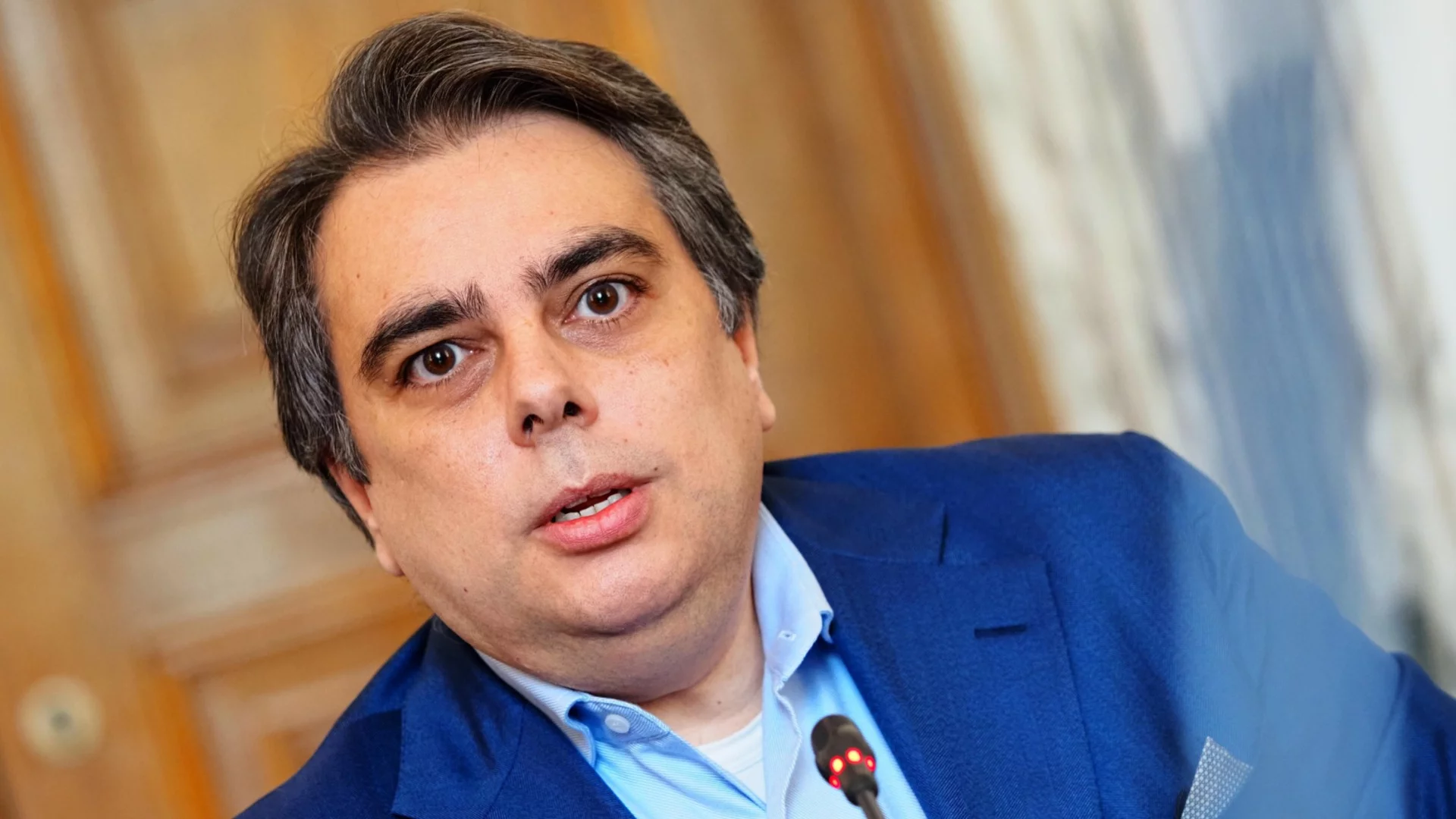 За рамото на Пеевски и ще се освободи ли от "Магнитски": Говори Асен Василев