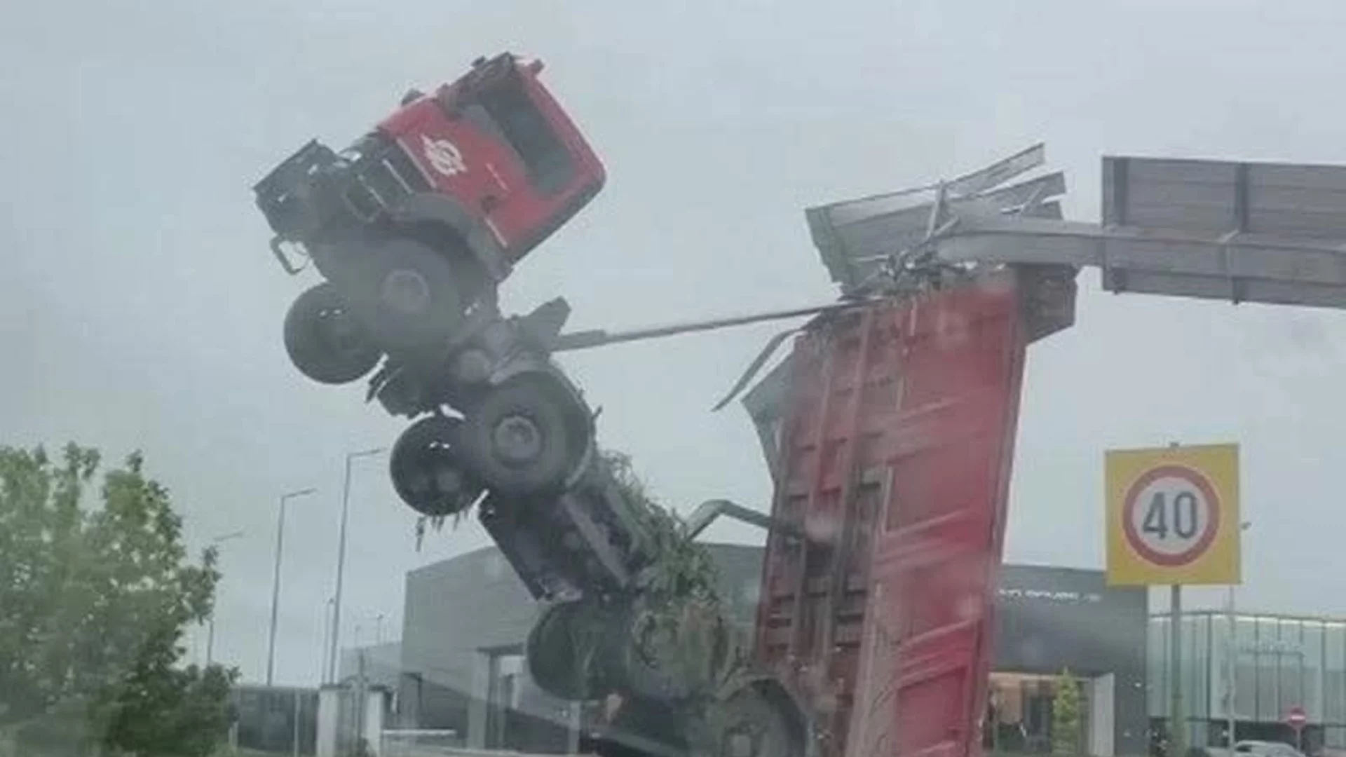 Като ракета в небето: Кабина на камион увисна на АМ "Тракия"