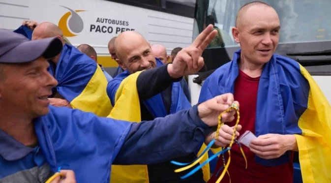 Освободените украински военнопленници изхвърлиха на боклука подаръците от Лукашенко (СНИМКИ)