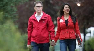 От вип ложата, до подноса: Съпругата на шефа на Ливърпул сервира бира и хотдог на феновете