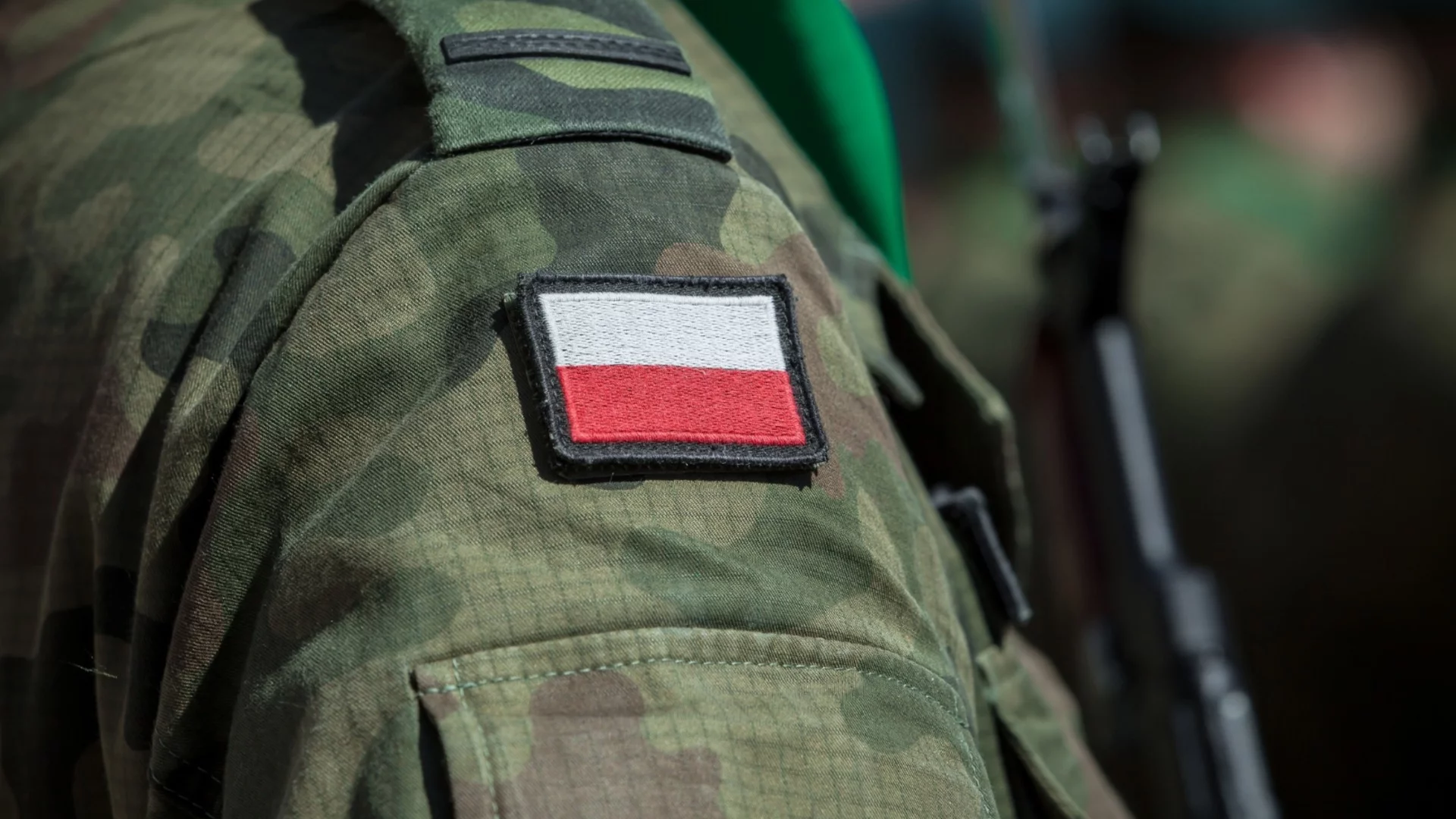 Трябва да се готвим за война: Учениците в Полша се учат да стрелят с оръжие 