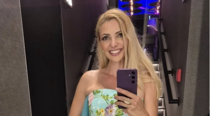Ева Кикерезова показа впечатляващи СНИМКИ от абитуриентския си бал