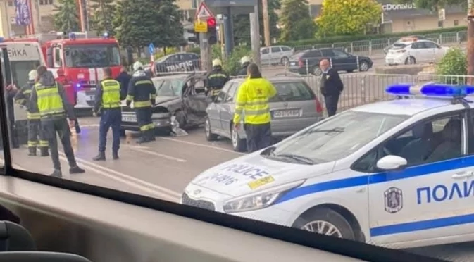 Автобус помете кола на столично кръстовище, има загинал (ВИДЕО)