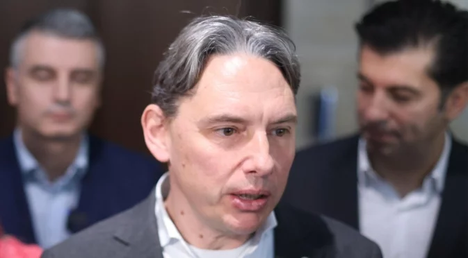 "Поредната снимка, на която някой застава редом до Пеевски, за да се спаси": Коментар на депутат от ПП-ДБ