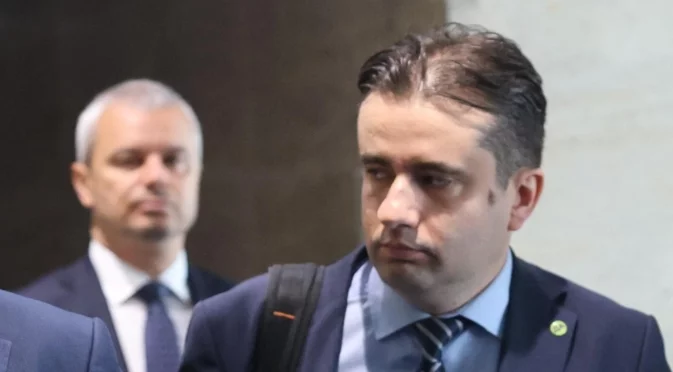 Божанов подозира, че срещу Чакъров е имало бухалки