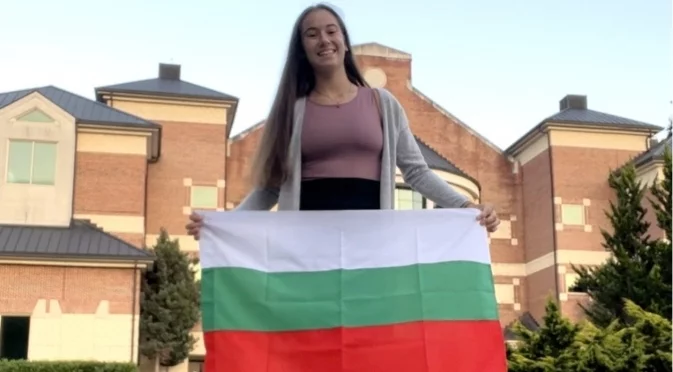 "Взех обратно в България всичко научено в САЩ": Маги от Казанлък, която се завърна да учи и завърши у дома (СНИМКИ)