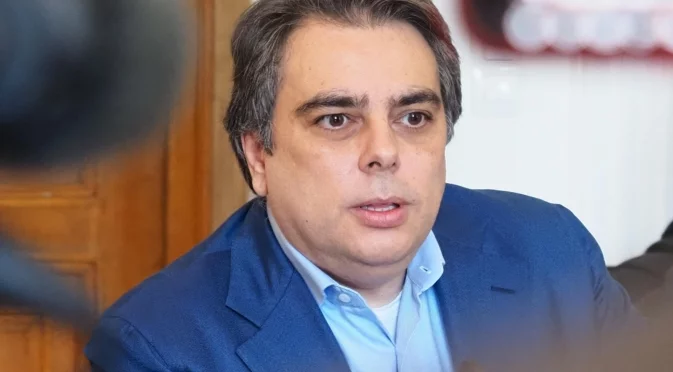 "Може би и икономическите съветници ще го напуснат": Асен Василев за Радев и еврозоната (ВИДЕО)