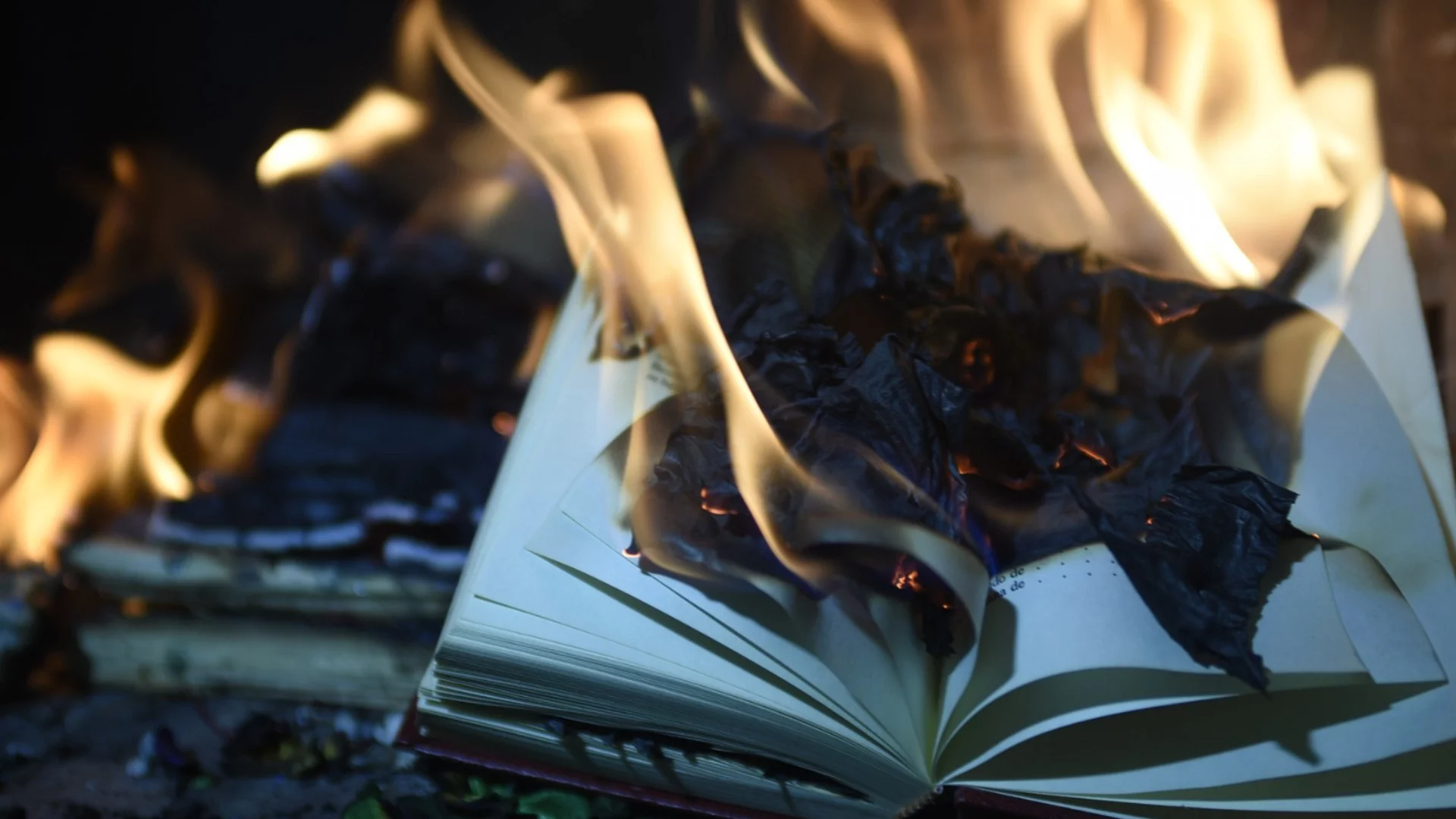 Разпад: В Русия унищожават книги по списък (СНИМКА)