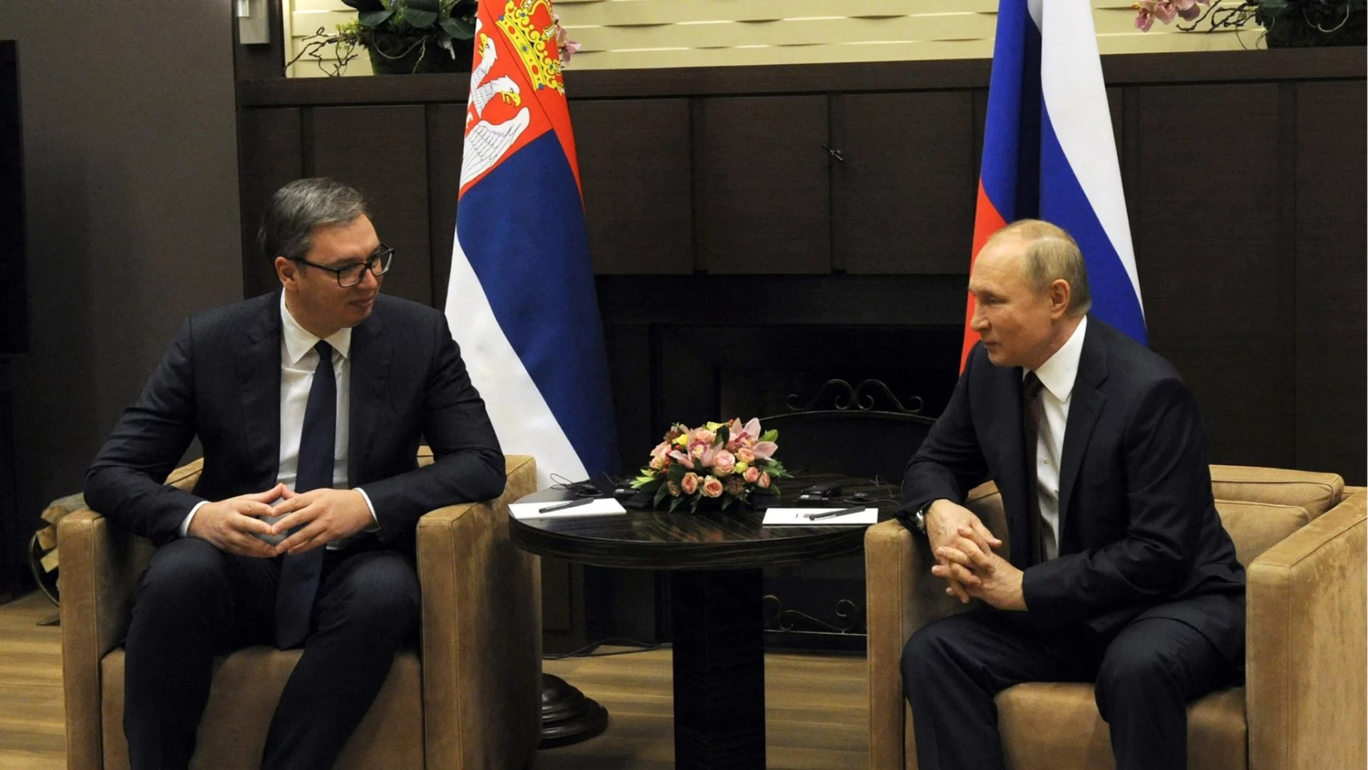 Вучич с нож в гърба на Путин: Русия намеси и България в "оръжейни обвинения" към Сърбия