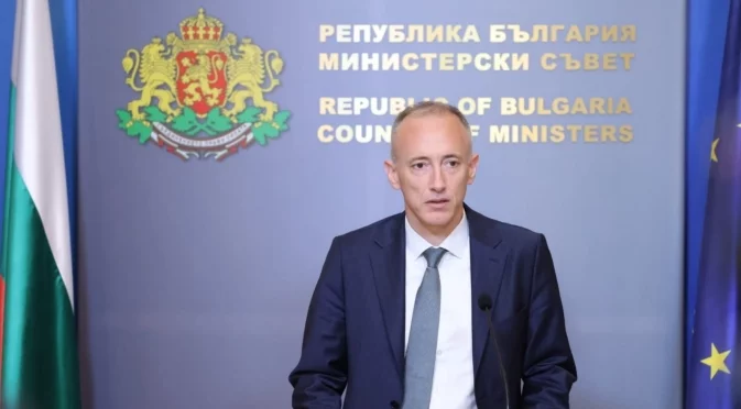 МОН забранява задължителното закупуване на допълнителни учебни помагала