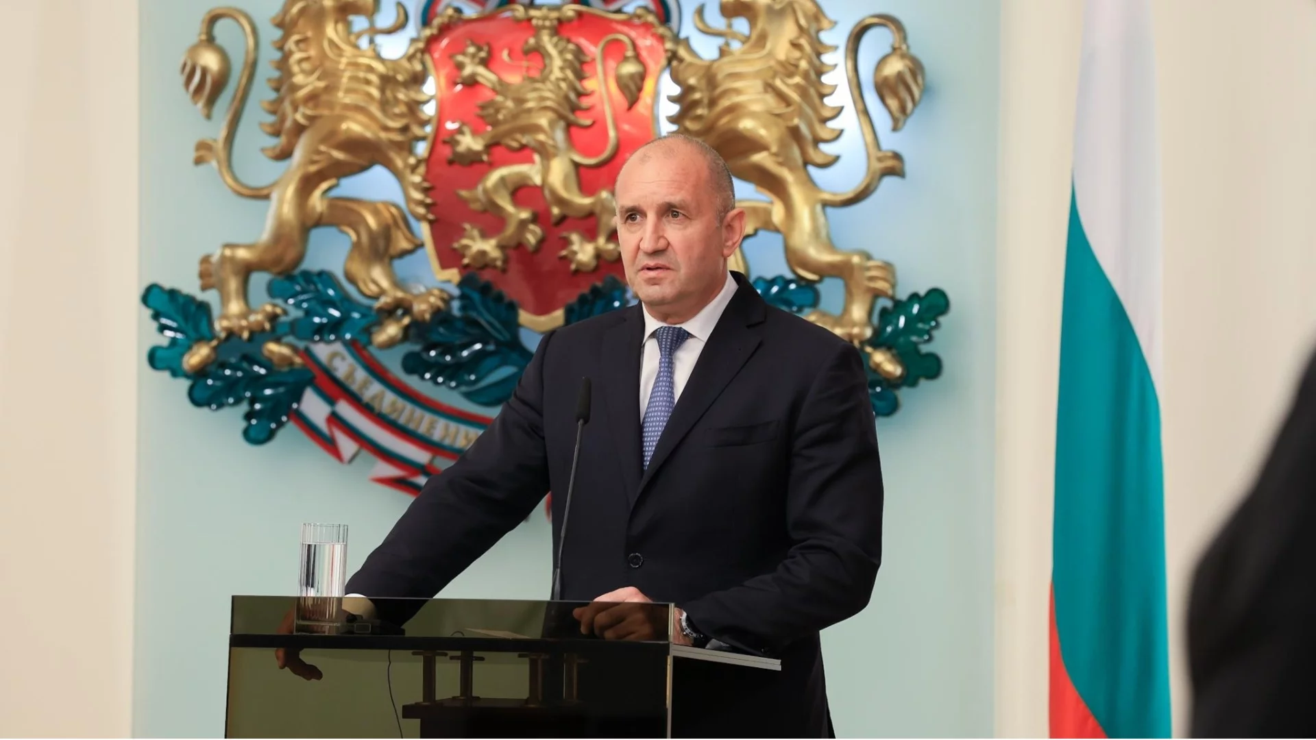 Черната дупка на олигархията поглъща политическата система: Радев отвръща на удара на Борисов