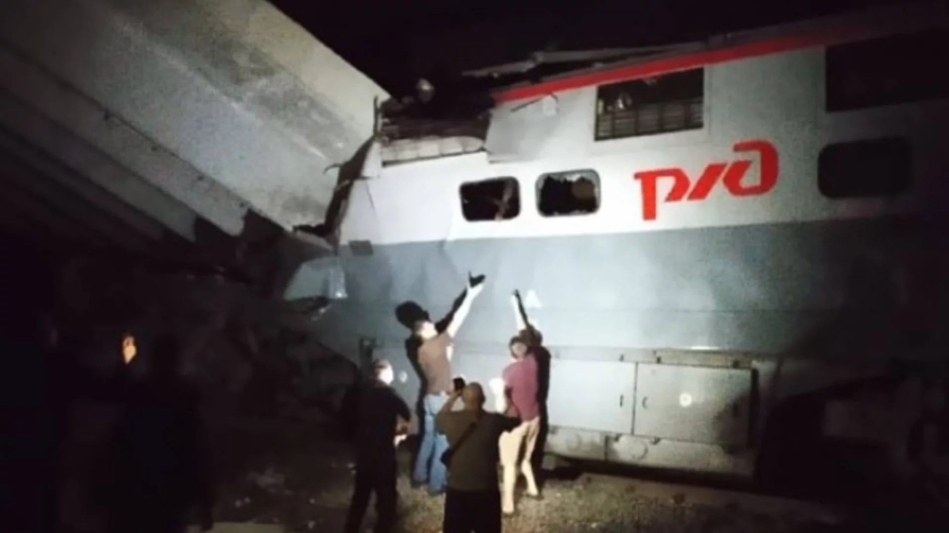 Ужас в Русия: Падна мост с пътнически влак, има данни за бомби (ВИДЕО)