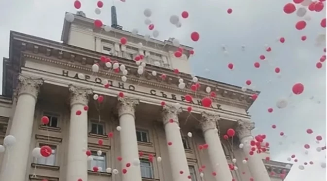 "Нито едно дете повече": Бдение пред парламента в памет на децата, загинали на пътя