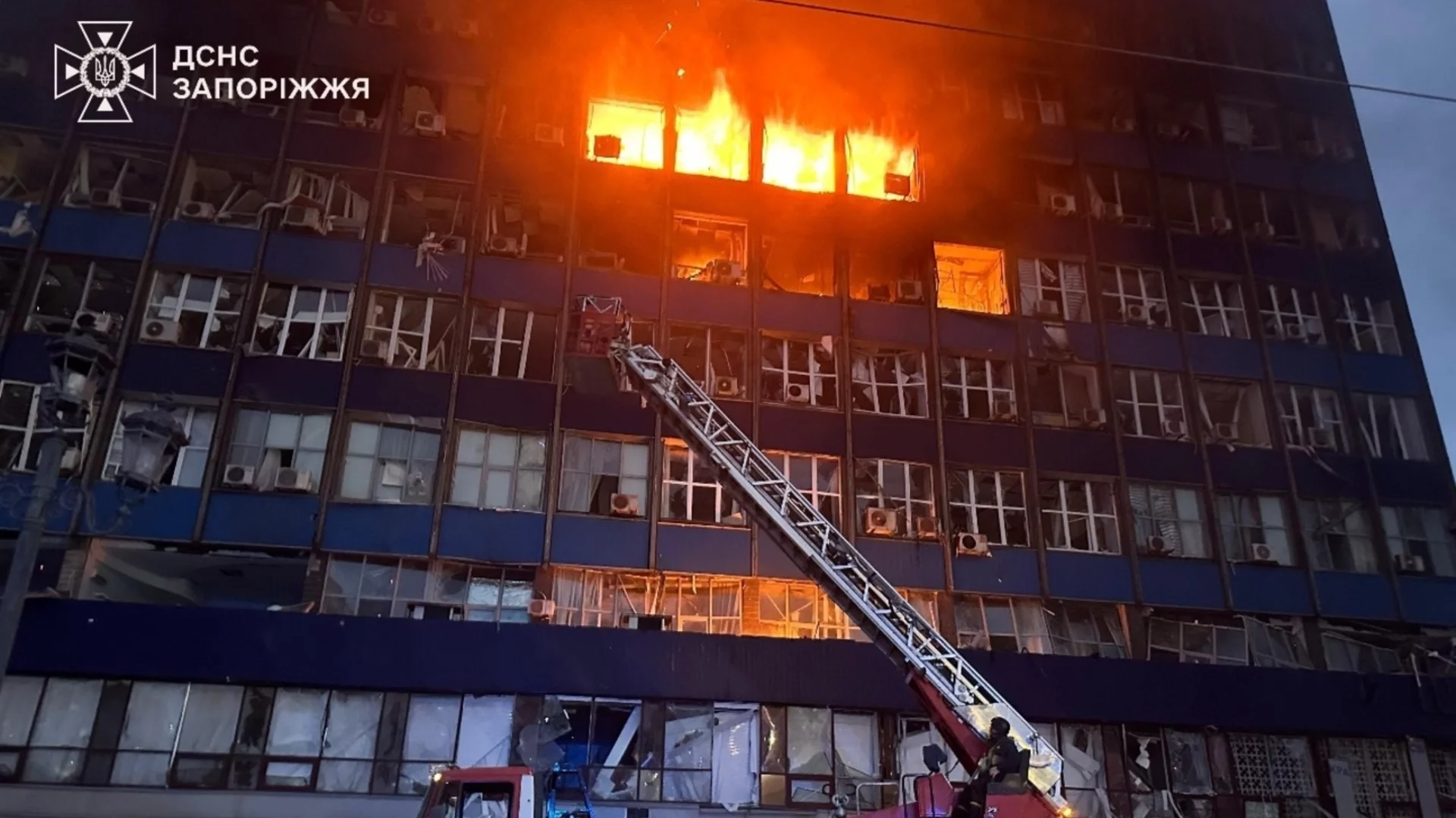 Руска атака с дронове подпали Запорожие ден преди нови мирни преговори (ВИДЕО)