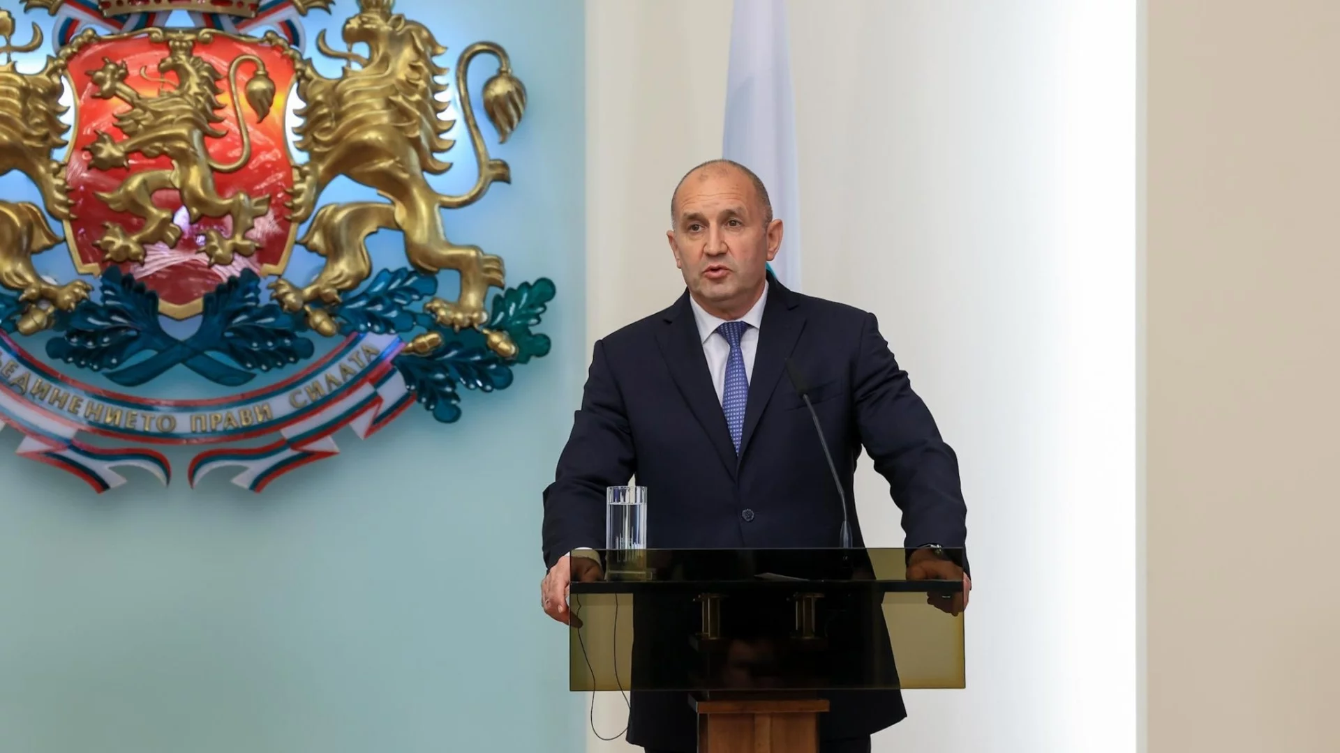 Каза ли Радев, че ще прави партия в разгара на протестите срещу еврото? Говори бивш негов съветник