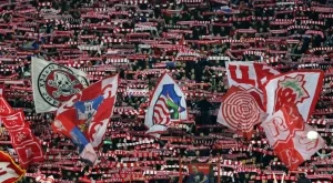 Сърбия пред гражданска война - хулиганите на Звезда нахлуха на стадиона на Партизан (ВИДЕО)