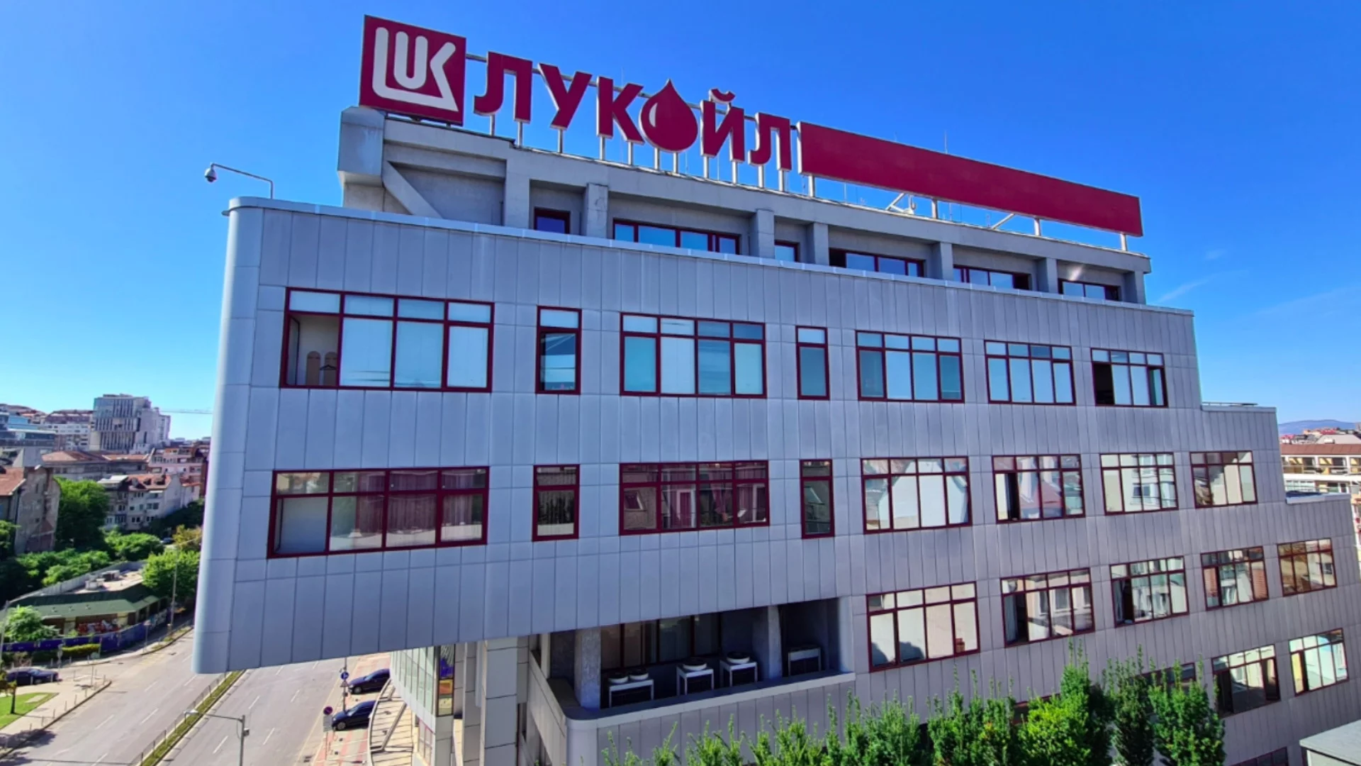 Пеевски поиска КЗК да провери "Лукойл" и рафинерията в Бургас за картел