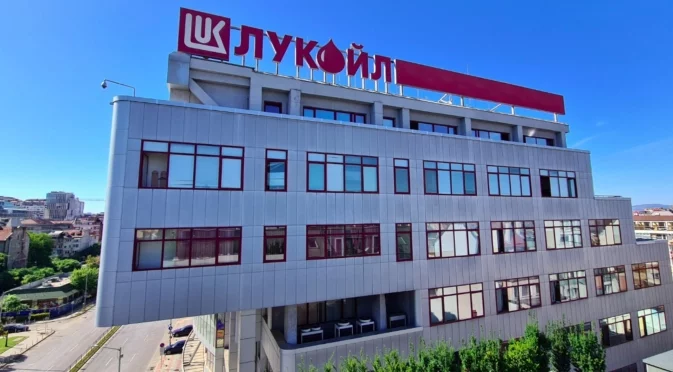 Пеевски поиска КЗК да провери "Лукойл" и рафинерията в Бургас за картел