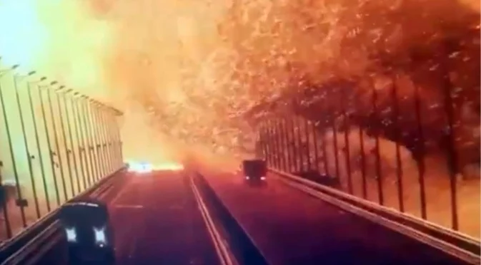 Втора атака по Кримския мост за един ден: взривове, дим и руска паника (ВИДЕО)