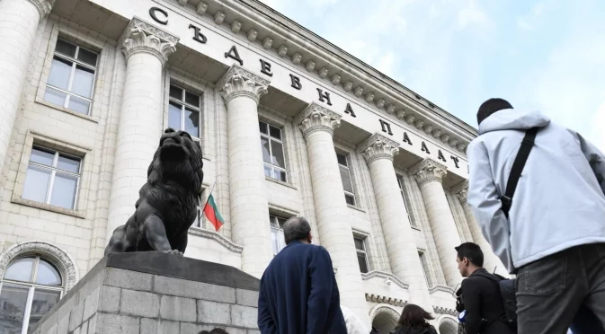 "Не струваме 10 лева": И адвокатите излизат на протести в цялата страна