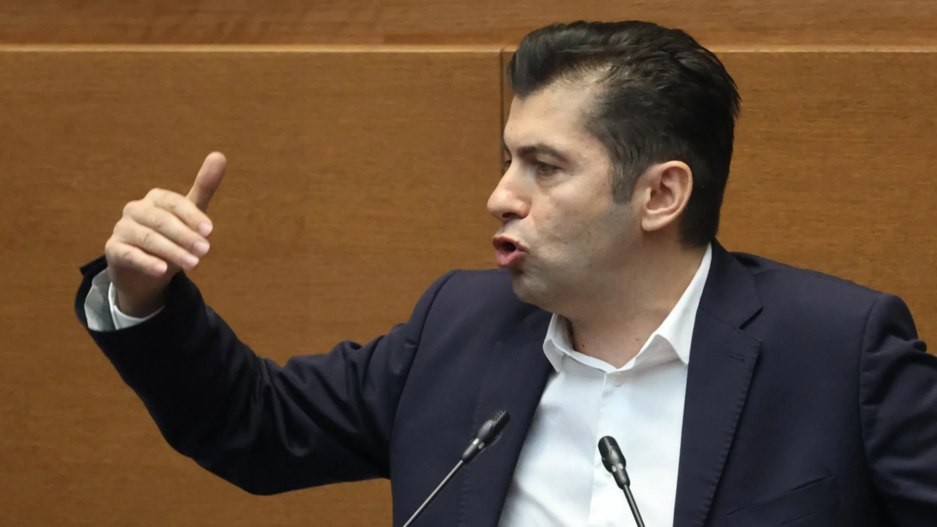Протестиращи от "Възраждане" нападнаха Кирил Петков с пръчки и знамена (ВИДЕО)