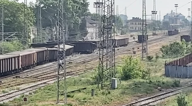 Товарен влак дерайлира и спря бързия от София за Бургас