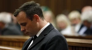 Беше в затвора за убийството на собствената си приятелка, а сега отново се състезава