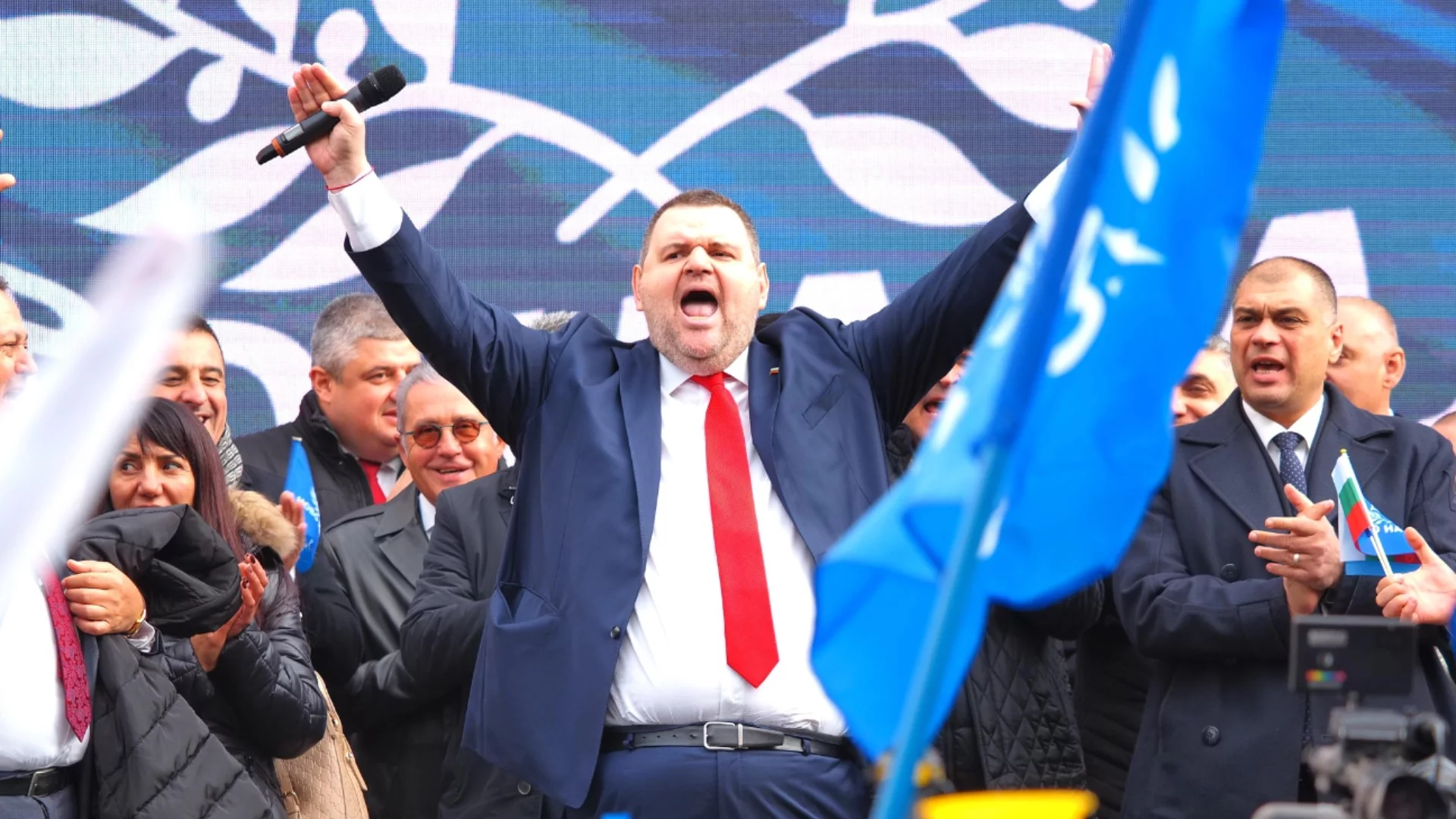 "Ще взривим еврозоната отвътре": Пеевски дава Костадин Костадинов на ДАНС и прокуратурата