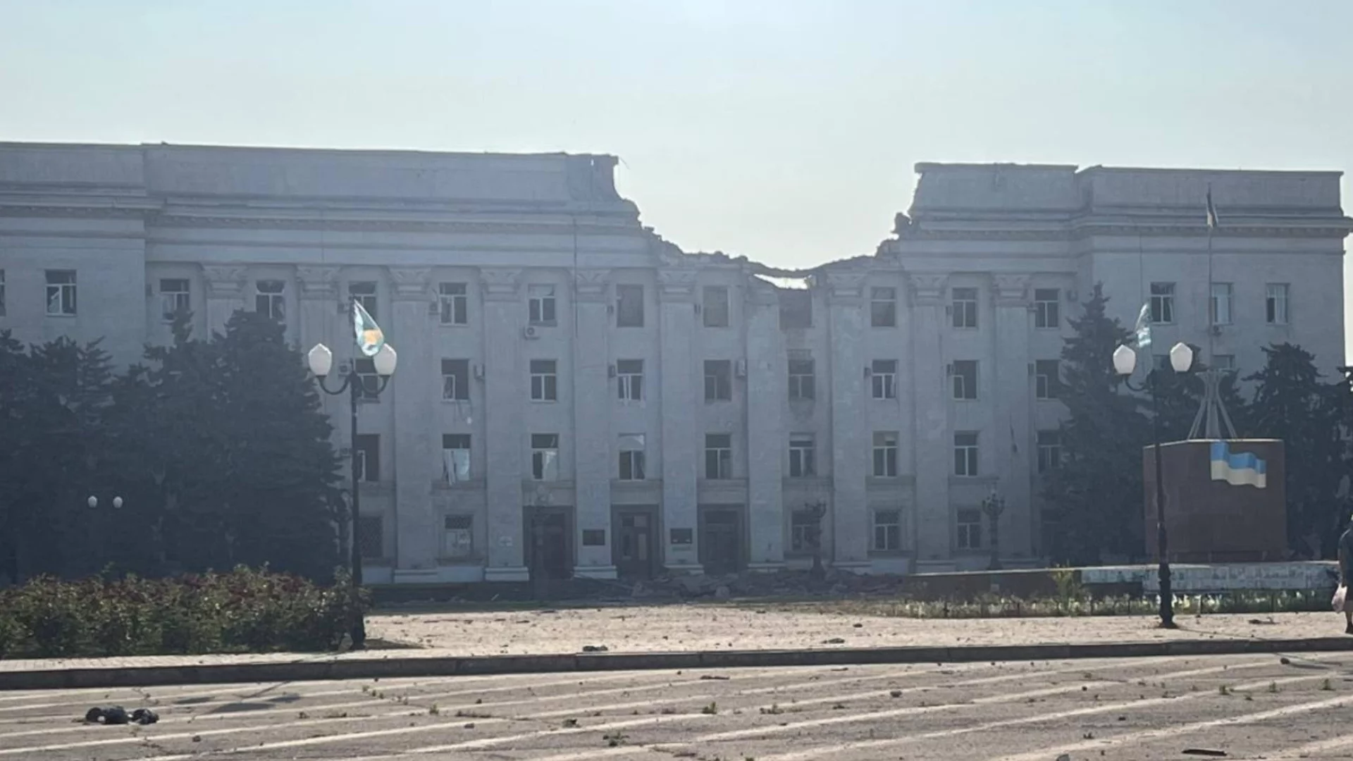 Два пъти за ден: Първо с авиобомба, после с ракета - руски удари по администрацията в Херсон (ВИДЕО)