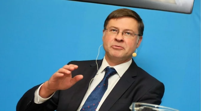 Еврокомисарят Валдис Домбровскис не вижда знаци други държави да ни спрат за еврозоната