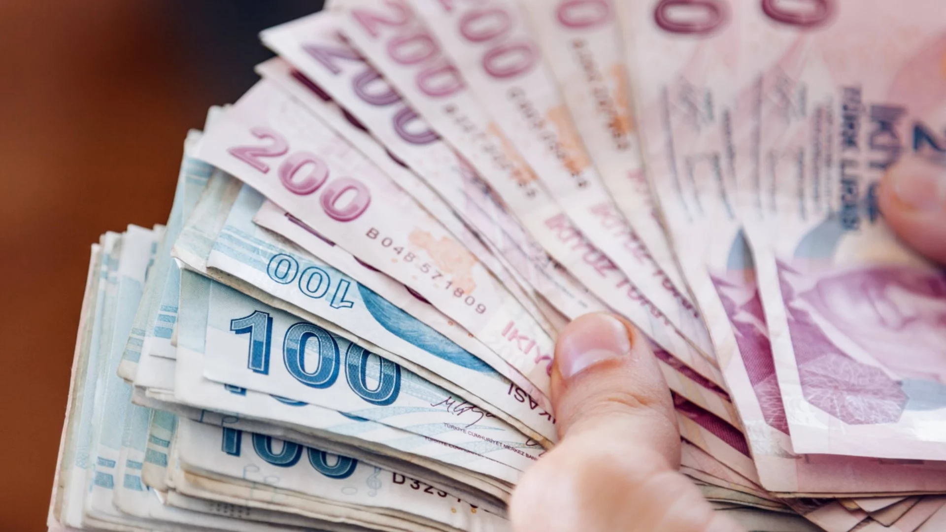 Инфлацията постепенно смазва Истанбул: С 50 % са се качили разходите за живот и наближават 100 000 лири за семейство