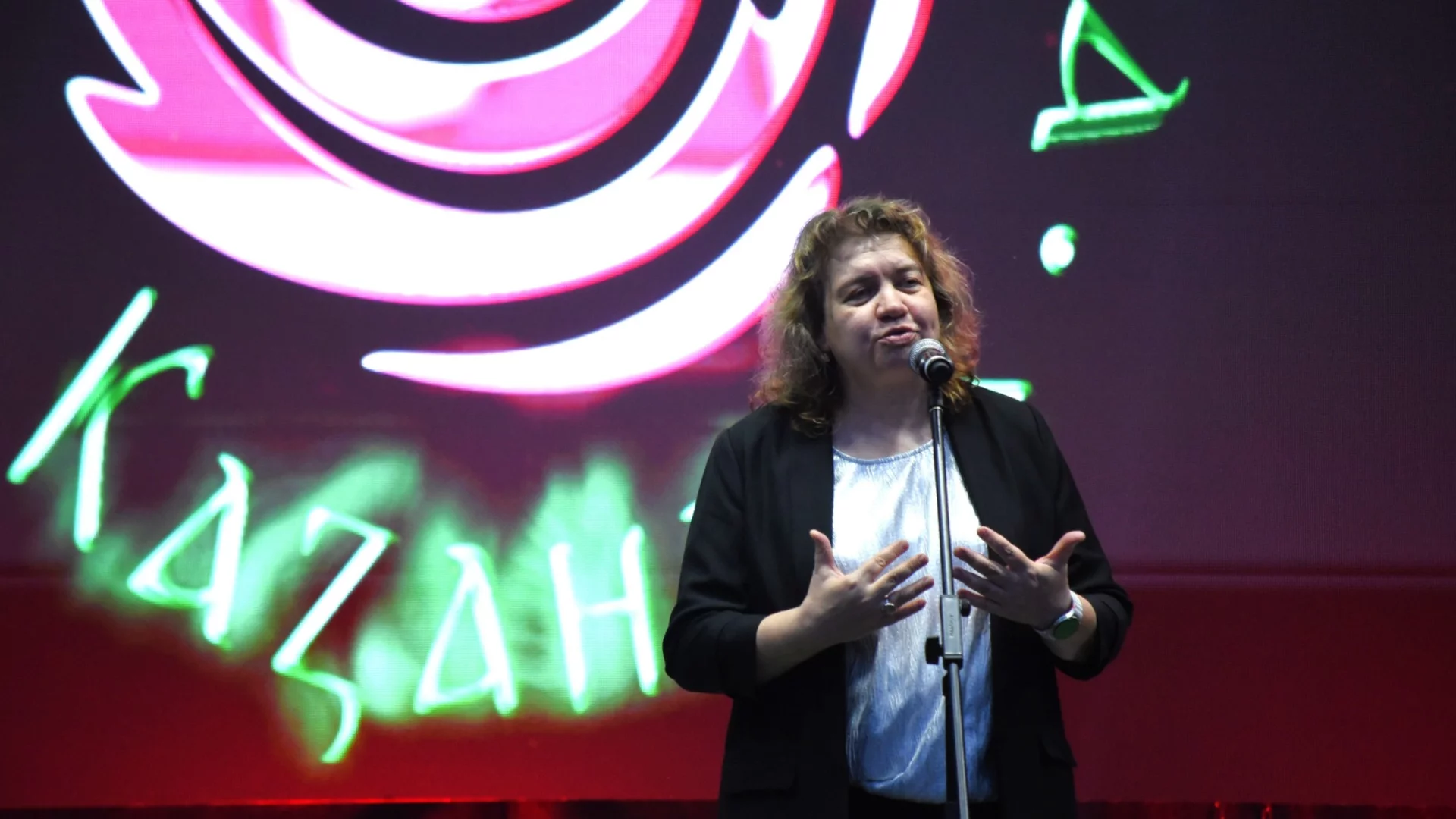 Киселова танцува мамбо на празника на родния си град Казанлък и честити фестивала на розата (ВИДЕО)