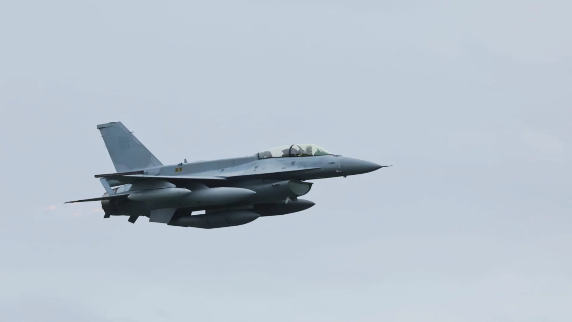 Вторият изтребител F-16 пристига днес в България (ВИДЕО)