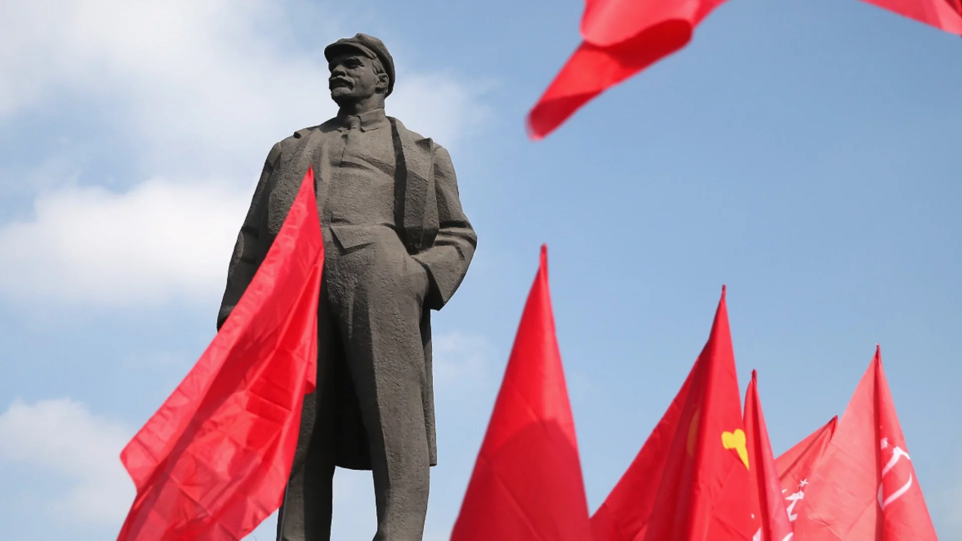 Гигантски опашки пред мавзолея на Ленин: Трупът на вожда намигал, почесвал се и кръстосвал крака (ВИДЕО)