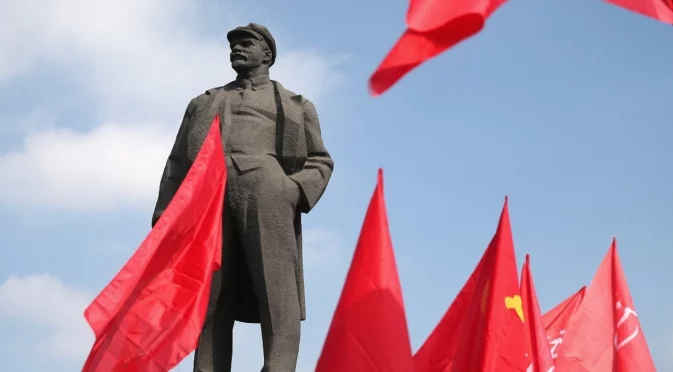Гигантски опашки пред мавзолея на Ленин: Трупът на вожда намигал, почесвал се и кръстосвал крака (ВИДЕО)