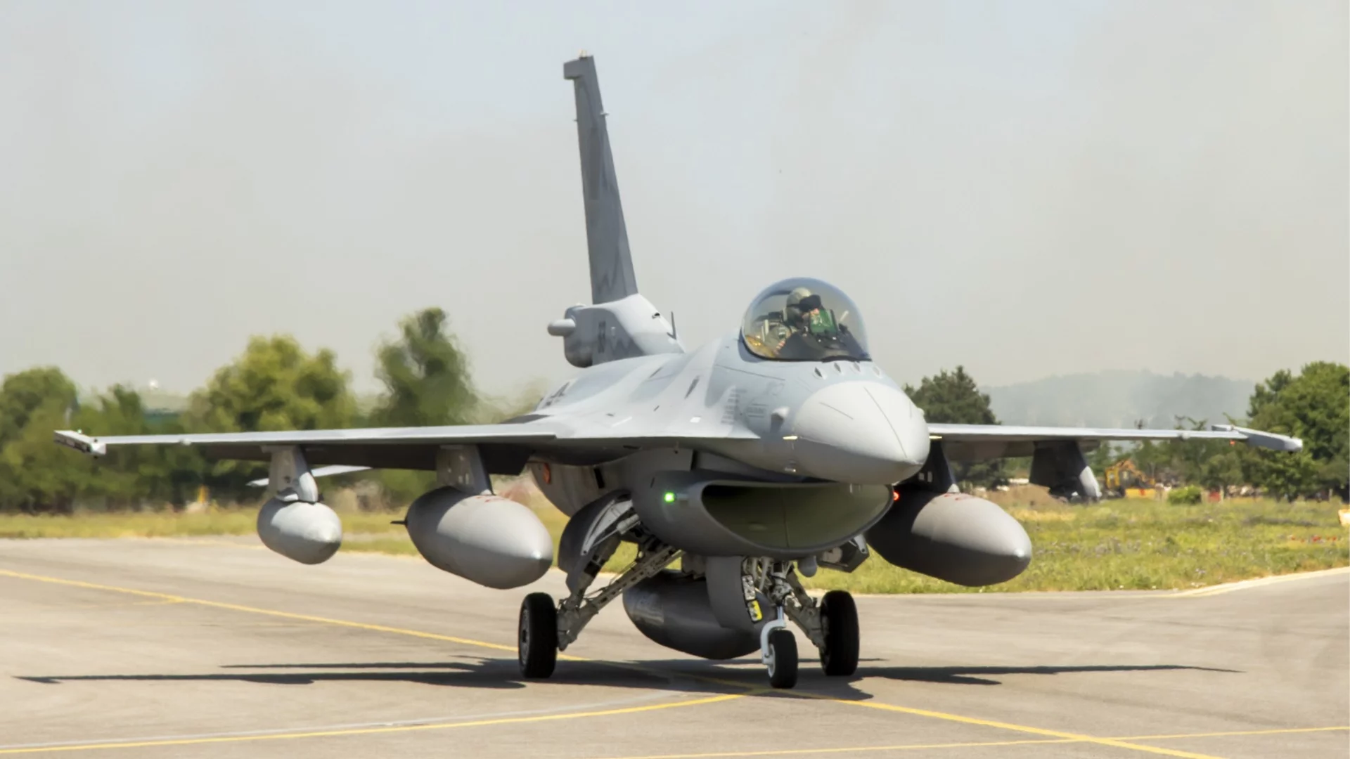 Вторият изтребител F-16 кацна в България (ВИДЕО)