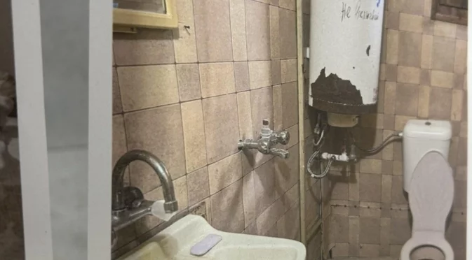 "Домове на ужасите": Откриха възрастни хора в безпомощно състояние, бити са вързани и заключени в мними "домове" (СНИМКИ)